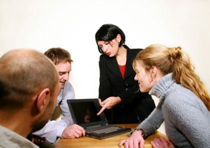 יושבים במשרד וחולמים על מכון הכושר (צילום: Istock) יושבים במשרד וחולמים על מכון הכושר (צילום: Istock)